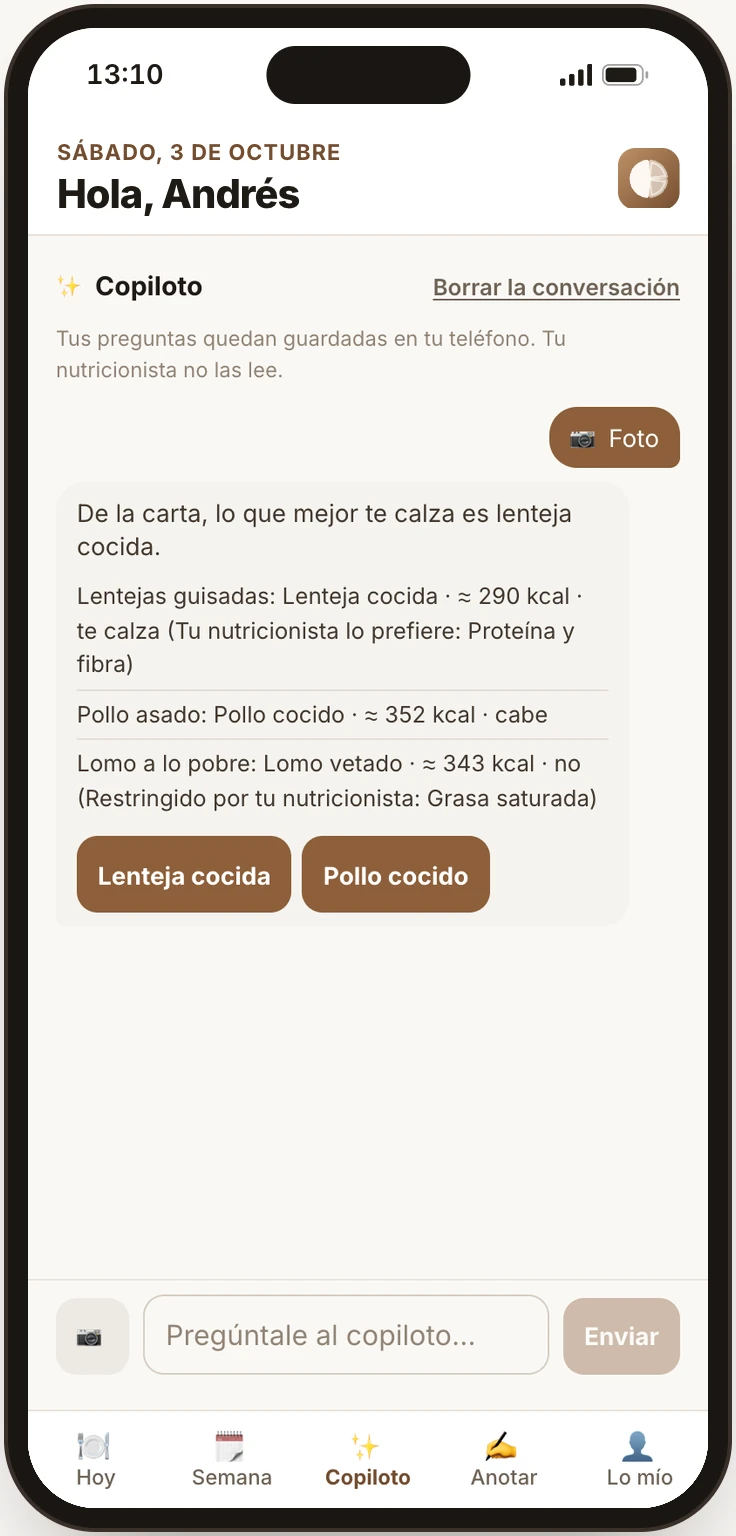 La foto de una carta: lo que mejor te calza son las lentejas guisadas; el pollo asado cabe; el lomo a lo pobre no, restringido por grasa saturada.